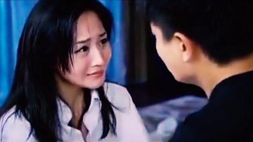 帅哥亲吻美女视频,帅哥深情亲吻美女，甜蜜画面引网友热议