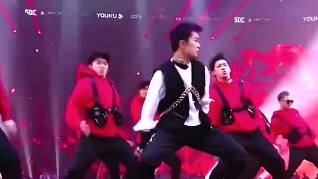 易烊千玺街舞视频,舞动青春，燃情四溢